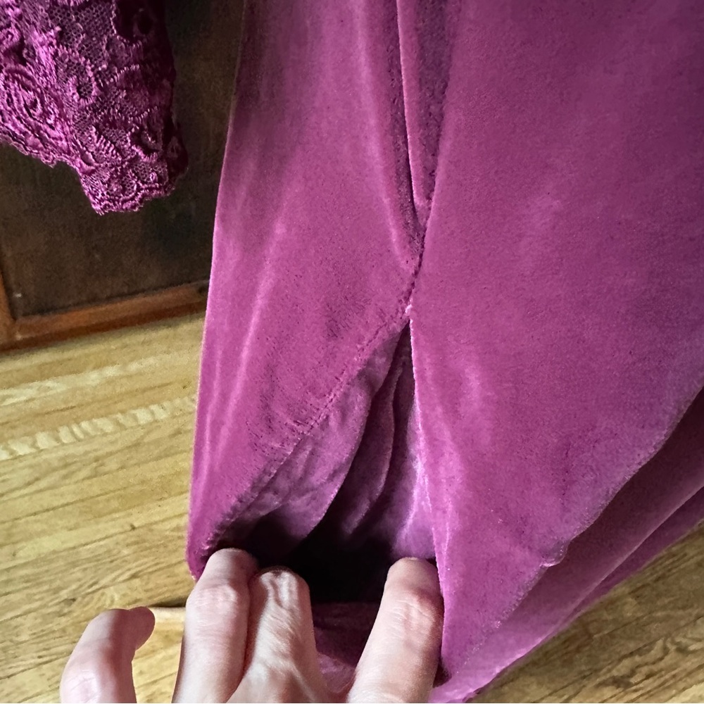 Vintage Victoria's Secret Burgundy Lace-Trim Silk Blend Velvet Robe - Picture 4 of 8